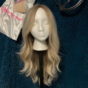 Chelsey Smith cosmetics wig. Used once or twice.